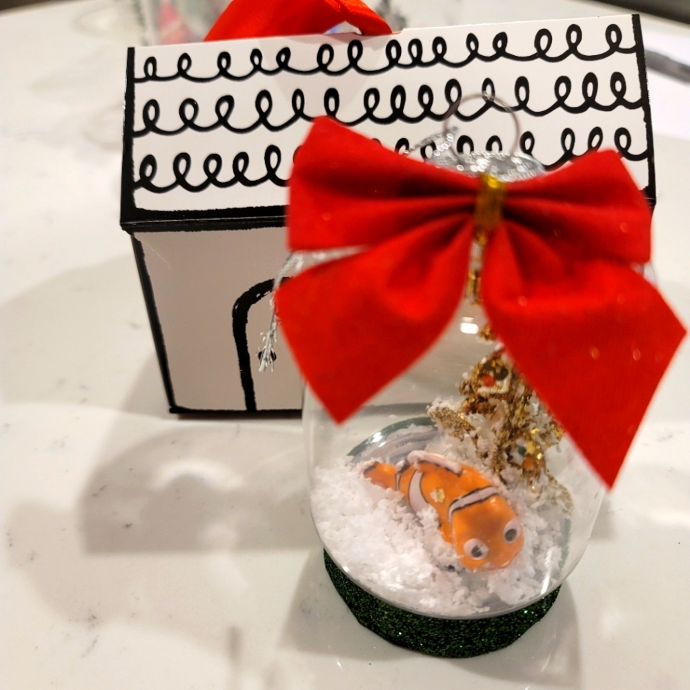 Personalized Disney Showcase - Finding  Nemo - Snow Glob with Nemo